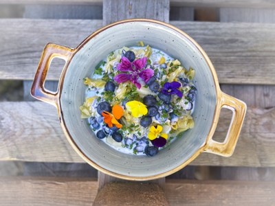 Fermentierter Spitzkohl mit Joghurt und Heidelbeeren