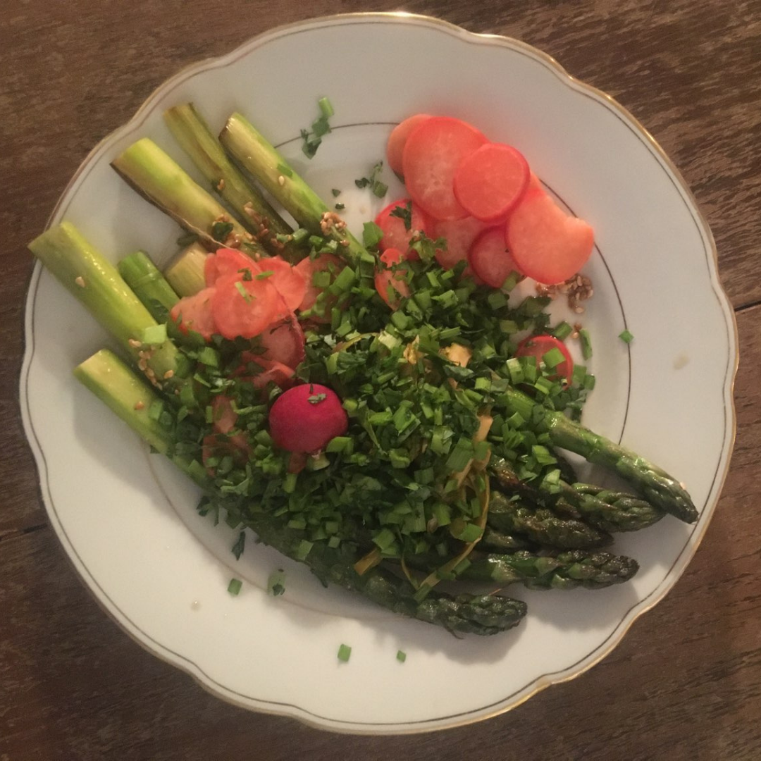 Grüner Spargel mit eingelegtem Radieschen und Sesam — Slow Food Deutschland
