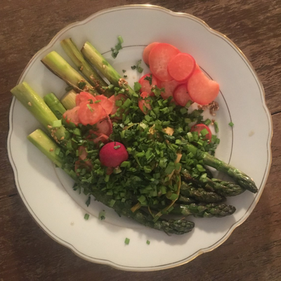 Grüner Spargel mit eingelegtem Radieschen und Sesam