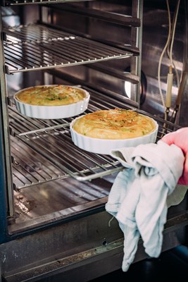 Hausgebackene Quiche von Mairübe, Frühlingslauch, Buttermilch und Hirztaler Käse