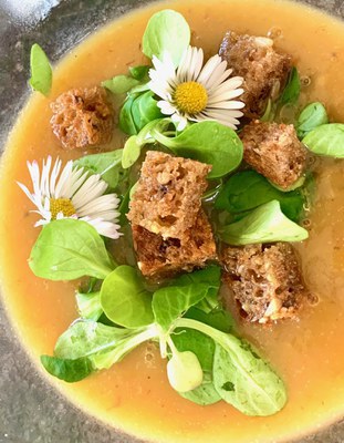 Kartoffelsüppchen mit frischem Feldsalat, Roggencroutons und Gänseblümchen