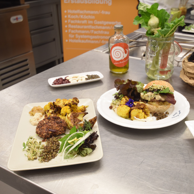 Kidneybohnen-Linsen-Pattie mit Hummus aus weißen Bohnen, Vegannaise, Rhabarber Chutney als Dip und Linsensprossen-Salat