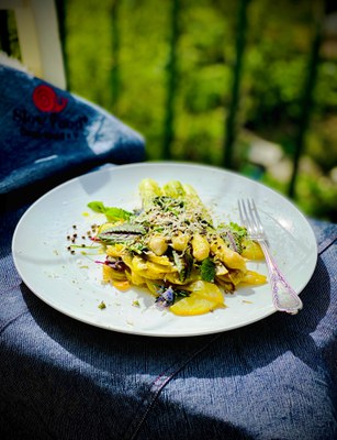 April: Gekräuterter Spargel mit roh gebratenen Belana, geröstetem Hanfsaat und frischem Kren