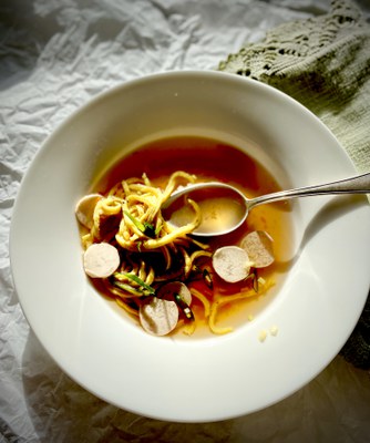 Goldfritattensuppe - Ingwer-Zimt Consommé mit Pilzen und Kurkumaflädle