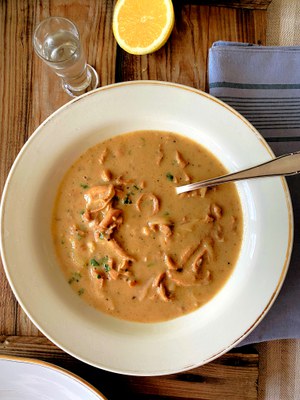 März: Pansen-Suppe mit klassischem Gemüsedreierlei, Zitrone und Knoblauch