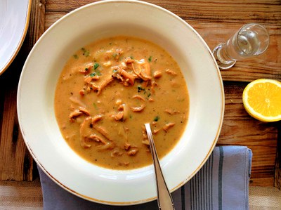 März: Pansen-Suppe mit klassischem Gemüsedreierlei, Zitrone und Knoblauch