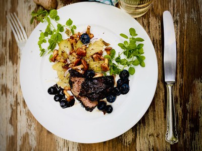 August: Lackierte Kalbsleber mit roh gebratenen Belana, Pfifferlingen und Blaubeeren