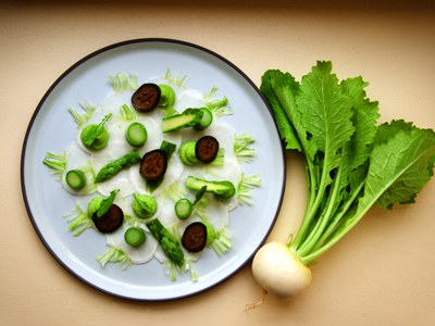 Roh marinierte Mairüben mit grünem Spargel, Stielmuspistou und schwarzen Walnüssen