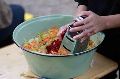 Rote Beete kreativ in der Küche verwenden: Cremige Suppe und Rote Beete-Apfel-Salat mit Feta
