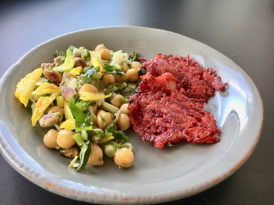 Rote-Bete-Puffer und Kichererbsensalat mit Fenchel, Pistazien und Salzzitrone