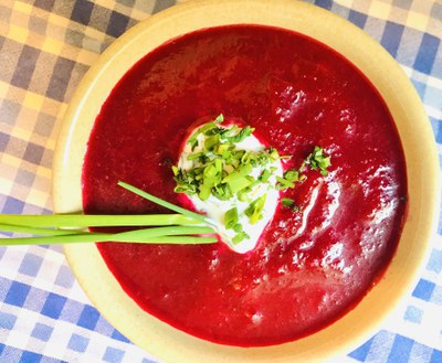 Rote Bete - Suppe mit Kräuterjoghurt