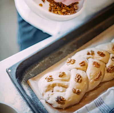 Selbstgebackenes Brioche mit Walnussmehl aus der historischen Ölmühle Wern