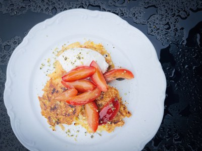 Sellerie Rösti mit Kompott, Ziegenfrischkäse und Kürbiskernen