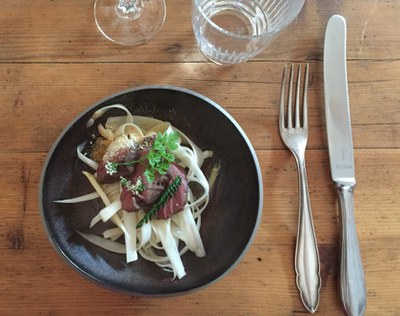 Ziegenherz sous vide gegart mit Pastinakenstaub und rohem Spargel