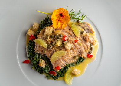 Karpfenfilet nach französischer Art (c) Jens Dauterstedt Angerichtetes Karpfenfilet mit Kapern, Blattspinat und essbarer Blüte auf weißem Teller