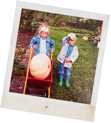 Die Gründer Alexander und Simon Köhler im Garten von Leni & Hans“