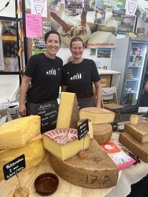 Cheese Bra 2025 Demeterstand aus Deutschland Claudia Ryffel (r) und Regina Niedermann beide Hofgemeinschaft Heggelbach (c) Rupert Ebner Cheese Bra 2025 Demeterstand aus Deutschland Claudia Ryffel (r) und Regina Niedermann beide Hofgemeinschaft Heggelbach (c) Rupert Ebner