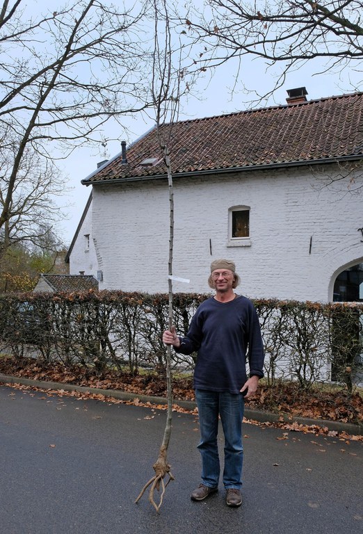 Herr Sokolov vom Gut Obermühle mit seiner neuen Münsterbirne-kom.jpg