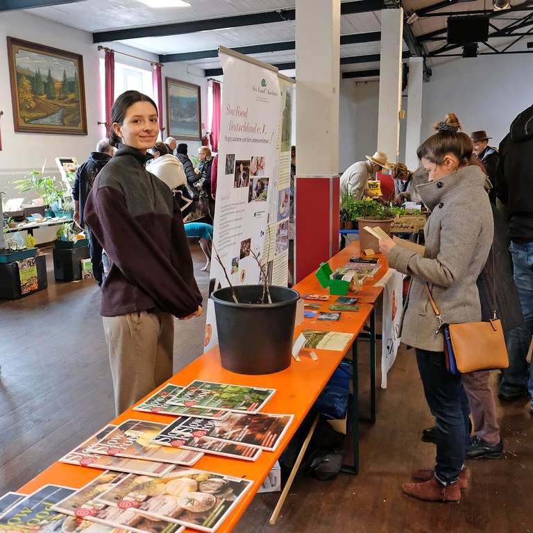 2023-03-19-SER-001_Monschau_Hoefen_Saatgut-Festival_Slowfood-Stand_1500Pix.jpg