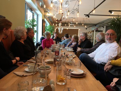 Herzstück Tisch.JPG Herzstück Tisch.JPG