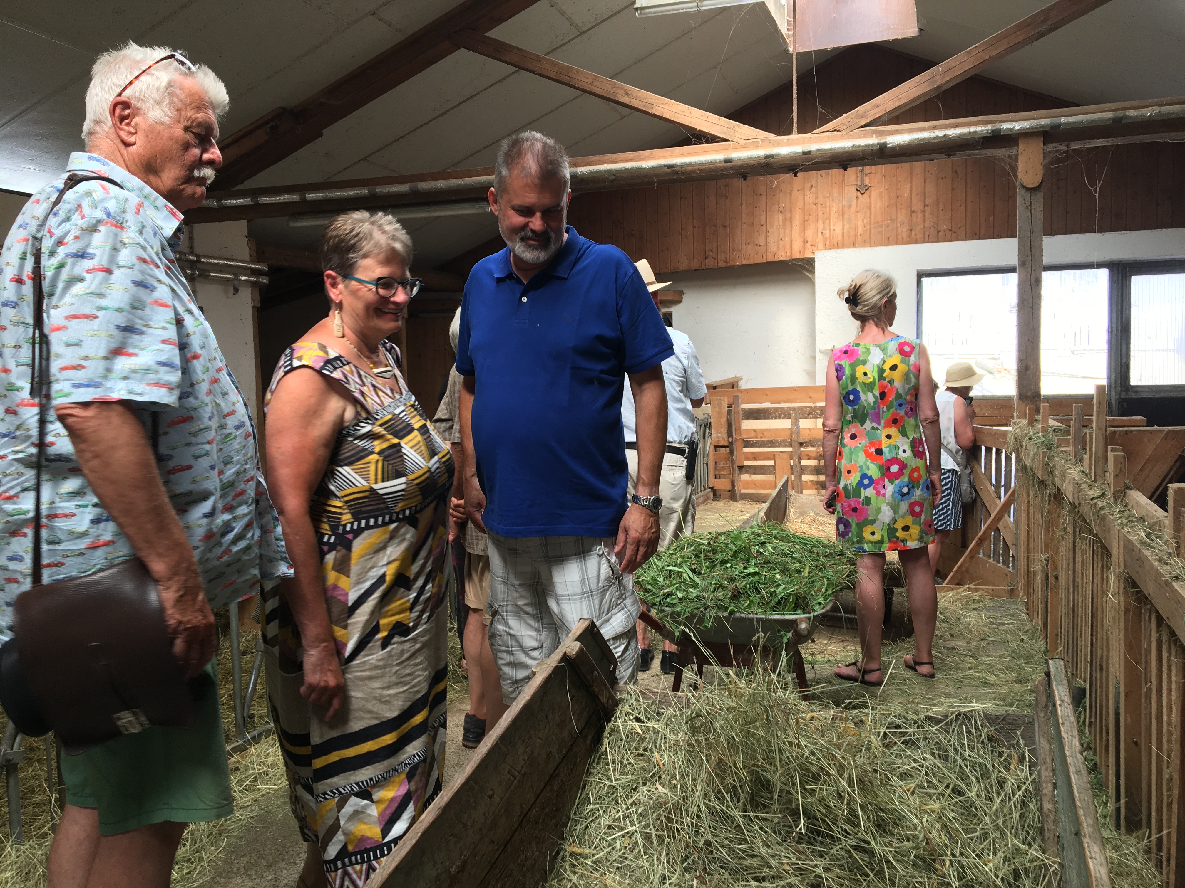 Ziegenhof Gruppe im Stall.JPG