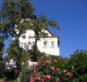 con_bol-rosen_vor_dem_hotel-300x283.jpg con_bol-rosen_vor_dem_hotel-300x283.jpg