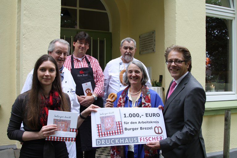 con_berg_land-039_scheckuebergabe_vor_der_villa_lindenhof_fot_claudia_dahlhaus.jpg