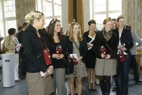 bonn-dsc3585.jpg Bildunterschrift: Jean Marie und Colette Dumaine, Convivienleiter Achim Ziss mit Frau Ute, Hausherr Ferdinand von Loë (v.l.)