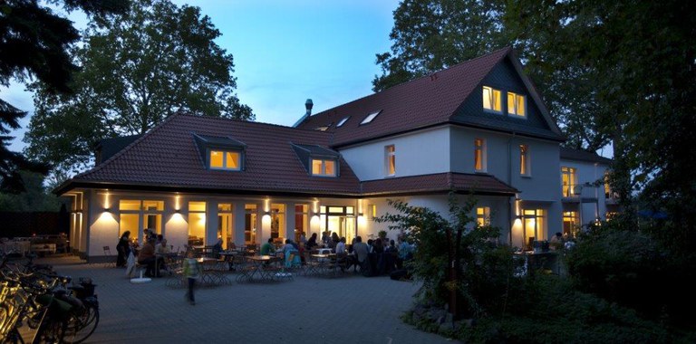 con_bn_b288-biergarten_haus_abends.jpg