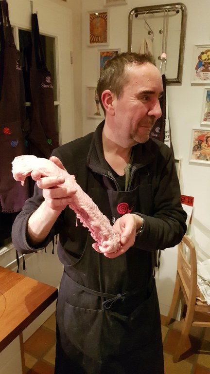 Volker mit Truthahnrückgrat.jpg