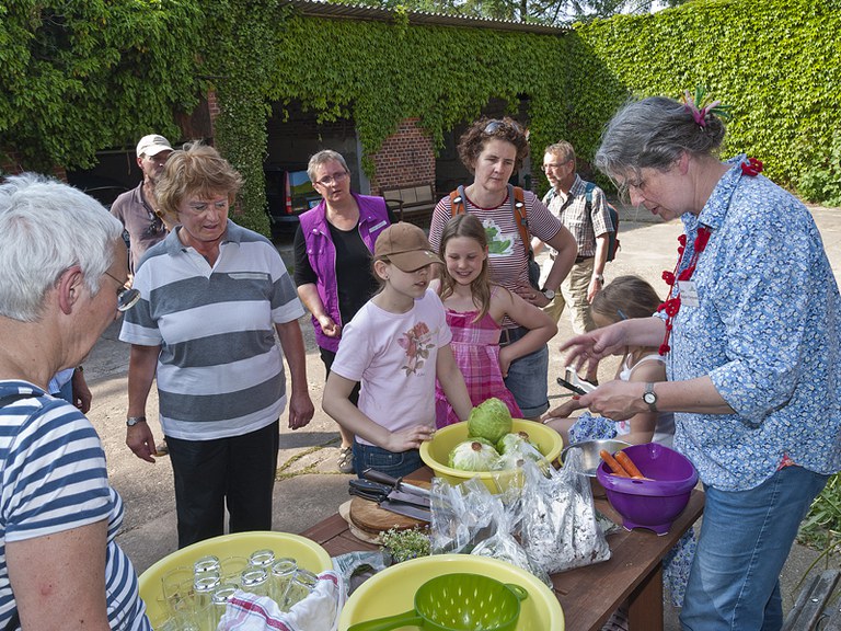 convivium_essen-20110507_kraeuterwanderung-20110507_schermb_slowf_kraeuterw-_062.jpg