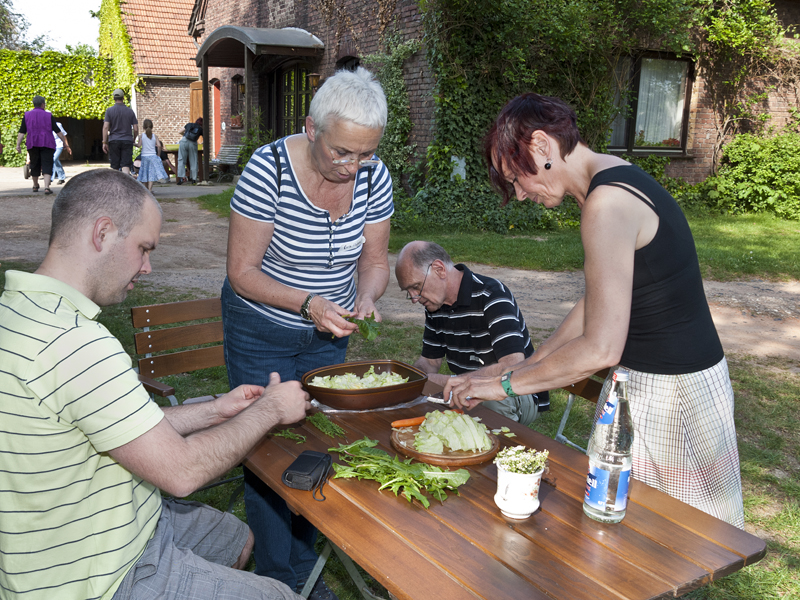 convivium_essen-20110507_kraeuterwanderung-20110507_schermb_slowf_kraeuterw-_070.jpg