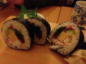 2015-01-28_convivium_essen-futomaki_dicke_seetangrolle.jpg 2015-01-28_convivium_essen-futomaki_dicke_seetangrolle.jpg