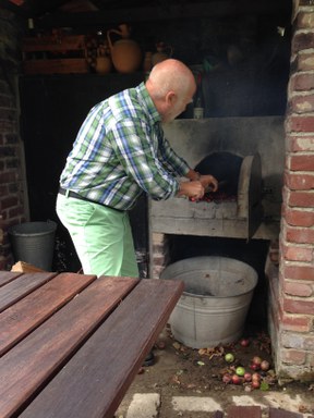 convivium_essen-2014_08_16_sommerfest-der_backofen_wird_vorbereitet_-_1.jpg