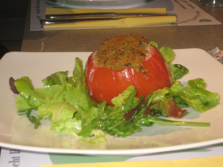 freiburg-mit_fisch_gefucllte_tomate_auf_salat.jpg