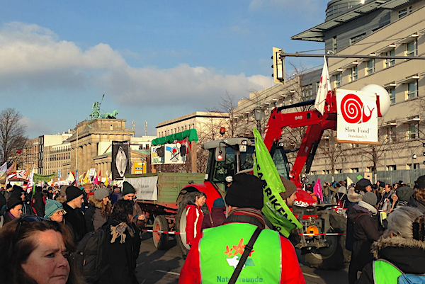 Demo Berlin zug.png