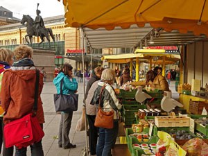 con_h_b288-bauernmarkt_bahnhof.jpg