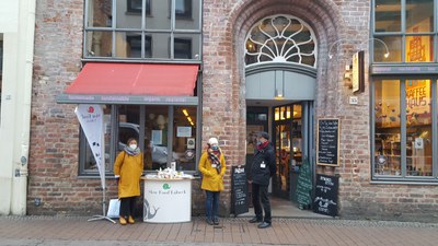 Vor dem Kaffeehaus Lübeck.jpg Vor dem Kaffeehaus Lübeck.jpg