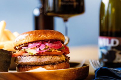 Tafelrunde - Burger und Wein