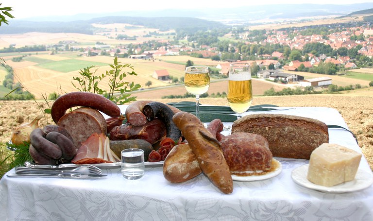 SchulzT_Landschaft Wurstplatte.jpeg