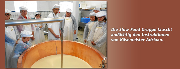 Die Slow Food Gruppe lauscht Käsemeister Adriaan van Andel.