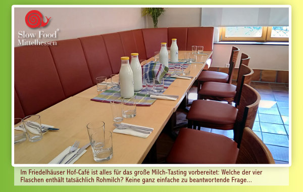 Im Hof-Café sind die Tische gedeckt und es ist alles für das große Milch-Tasting vorbereitet