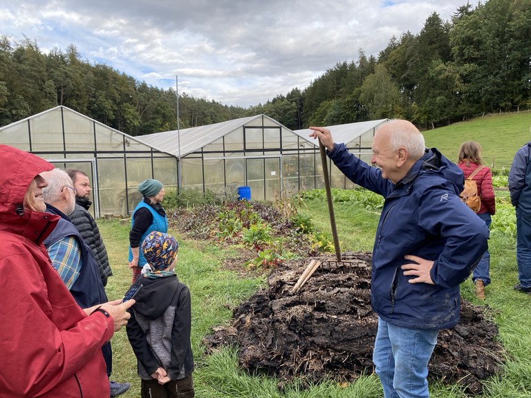 Im großen Gemüsegarten des Biohofs. Der Gemüsegarten.JPG