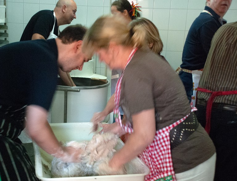 Gerhard Schneider-Rose_Brotbacken Teichhof_20110903.jpg