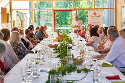 - Michael Leschnig, Leiter des Hauses der Nachhaltigkeit begrüßt die Teilnehmer zur Slow Food Veranstaltung.jpg - Michael Leschnig, Leiter des Hauses der Nachhaltigkeit begrüßt die Teilnehmer zur Slow Food Veranstaltung.jpg