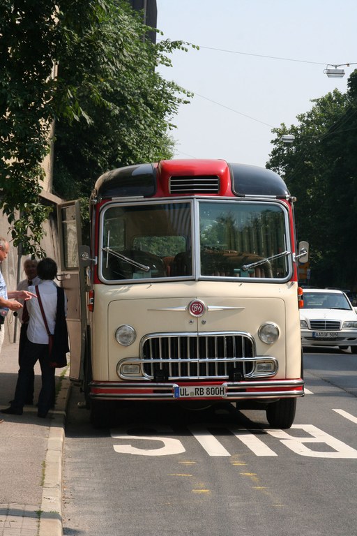 con_s_all-jahr_im_weinberg-laubarbeiten-oldtimertour-img_8433.jpg