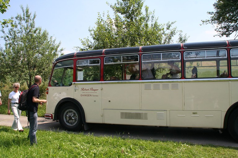 con_s_all-jahr_im_weinberg-laubarbeiten-oldtimertour-img_8476.jpg