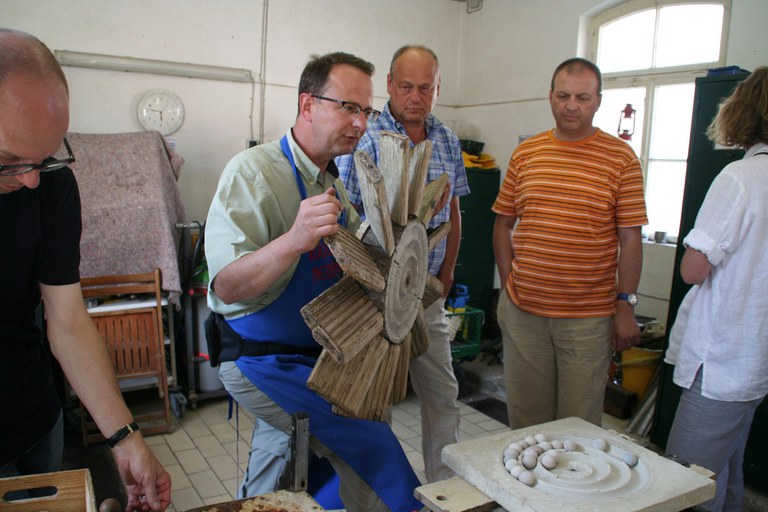 con_s_all-jahr_im_weinberg-laubarbeiten-oldtimertour-img_8635.jpg