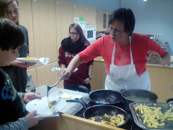 con_ul_b288-einblicke-kochen_kinder_valeggio-kochen6.jpg