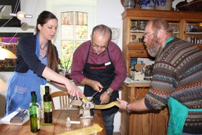 con_berg_land-slow_food_landpartie_nudeln_selber_machen_2014-08-31_mw_img_6758.jpg con_berg_land-slow_food_landpartie_nudeln_selber_machen_2014-08-31_mw_img_6758.jpg